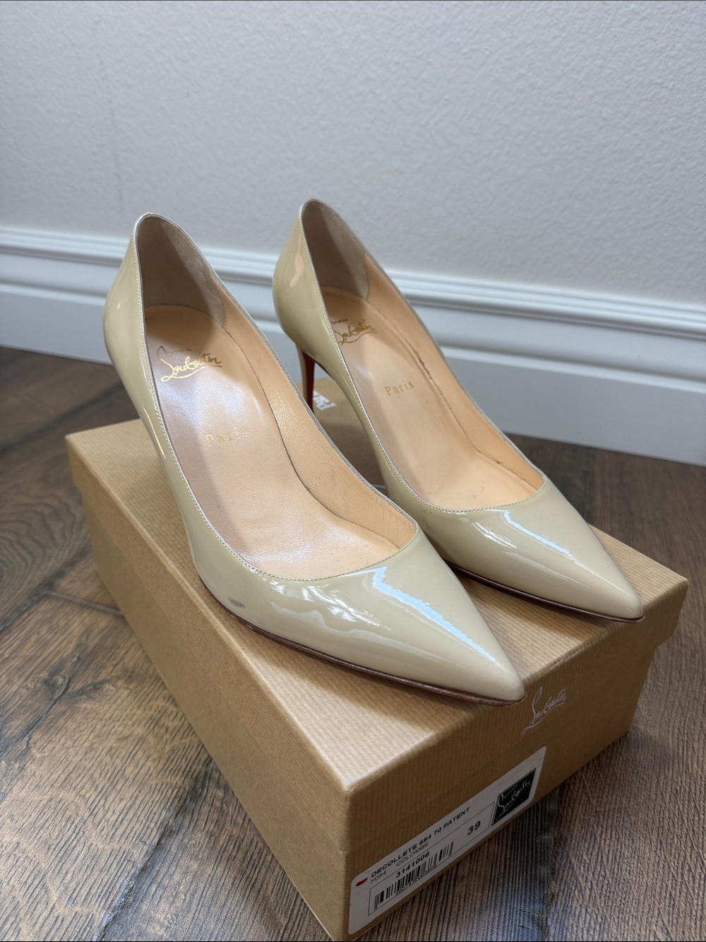 CHRISTIAN LOUBOUTIN Décolleté Beige Patent Leather Pointed-Toe Pumps